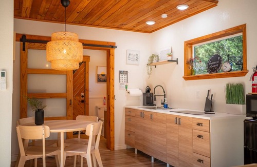 Wills Point Cabin | NestScape–-Stargaze from Bed + Outdoor Tub & Movie