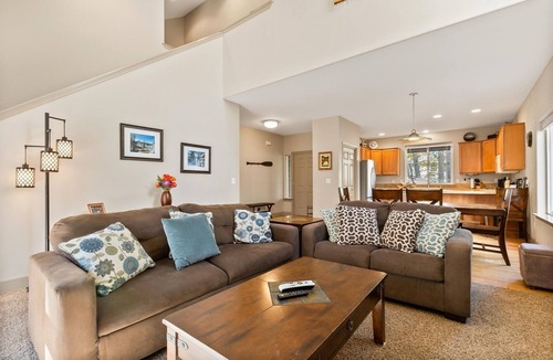 Westbrook Meadows House | New! Charming West Bend Home | Hot Tub | Near Mt. Bachelor