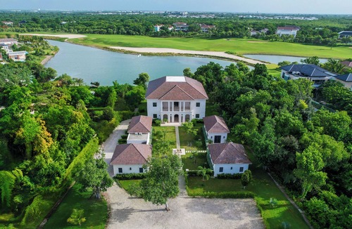 Punta Cana Villa | New Lake/Golf-front 6+bed Stunner Moments to Sea Punta Cana Resort Staff/Chef