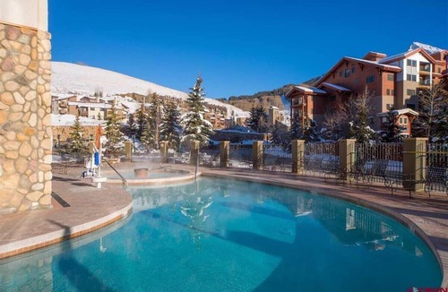 Crested Butte Condo | NEW LISTING | Top Floor Remodeled Studio with Pool, Hot Tub, ski in-out