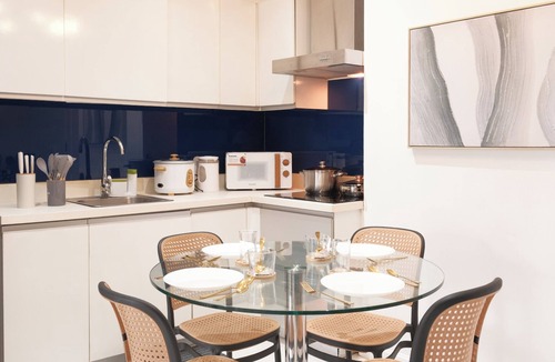 Downtown Condo | New! Modern Chic 2BR Condo with Fast Wifi
