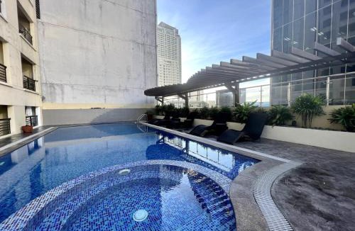 San Lorenzo Apartment | Newly Renovated Greenbelt Home with Balcony ParkView