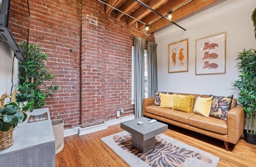 Crossroads Arts District Condo | Oak St. Loft #5 Downtown 1BR | Crossroads Arts District | Free Parking Spot