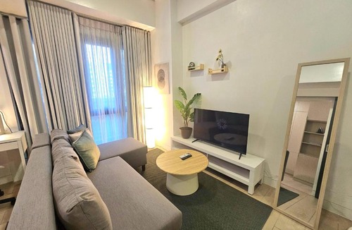 Legazpi Village Apartment | Organic Modern 1BR near Greenbelt