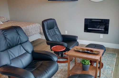 Carrolls Cabin | Perched on the Edge! Stunning Bluff with Wide River Views @ Kalama Oaks Lodge