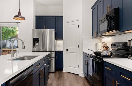 Denver Heights House | Pool-MovieTheater-KING BED & 5 minutes from the Alamodome & Riverwalk
