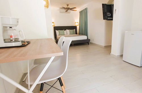 Bavaro Hotel | PREMIUM QUEEN BED SUITE Pool and Beach Club - La Piazzetta #75