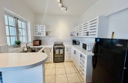 La Iglesia Condo | PROMO Beachfront sunsets with Starlink WIFI