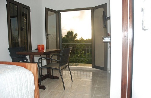 Los Cerros Apartment | Quiet studio on top of the hill, pool/Wi-Fi/cable TV.