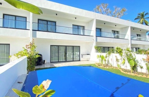La Iglesia House | Relax in this 3BR townhouse across from Portillo Beach private jacuzzy and more!