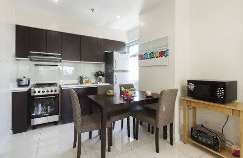 Legazpi Village Condo | Scenic Corner loft - Greenbelt ❤ of CBD (L11)
