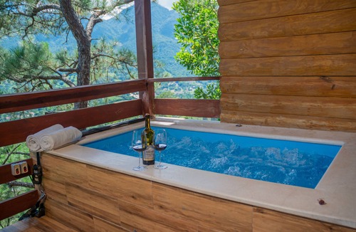 Jarabacoa Ski Chalet | Scenic Coxy and Romantic 2 Bedroom Chalet with Jacuzzi on the balcony