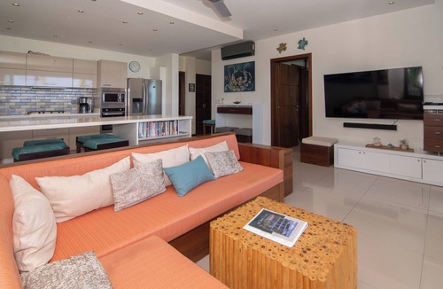La Iglesia Condo | Sophisticated Beachfront 2-br Penthouse