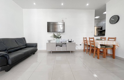 Yolanda Morales Apartment | SOPHISTICATED & STYLISH APARTMENT IN PRIME LOCATION!