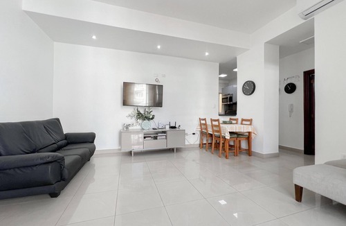 Yolanda Morales Apartment | SOPHISTICATED & STYLISH APARTMENT IN PRIME LOCATION!