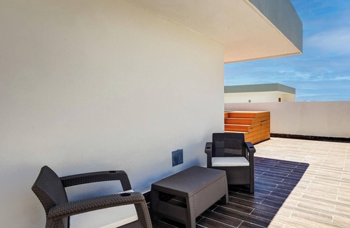 Villa Hermosa Apartment | Spacious 3-bedroom apartment with private Jacuzzi close to Cruise Terminal