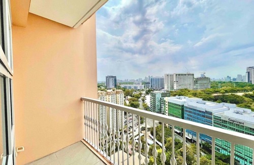 Pinagsama Condo | Spacious BGC Retreat Near Venice #vlra24e