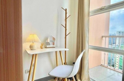 Pinagsama Condo | Spacious BGC Retreat Near Venice #vlra24e