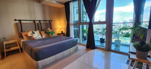 Bonifacio Global City Apartment | Spacious Cozy Unit Steps Away from Major Malls with Parking and Washer Dryer for Family, Long Stay and WFH