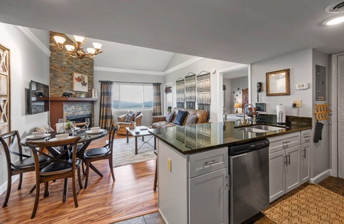 Chalet Village Condo | SPECTACULAR VIEWS⭐️FastWiFi/HotTub/Sauna/Seasonal Pool/3.5 miles to Gatlinburg