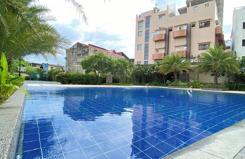A. Bonifacio Condo | Stunning 1-Bedroom Condo with Balcony - City and Mountain View