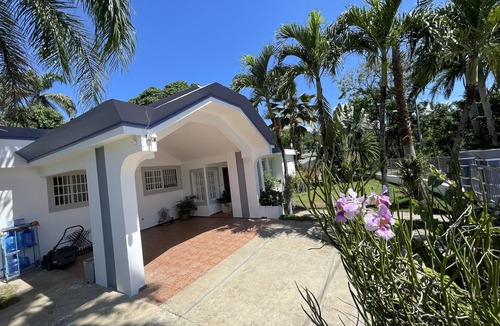 La Vega Province House | Tómate un respiro de paz y tranquilidad en este hermoso espacio amplio y sereno.