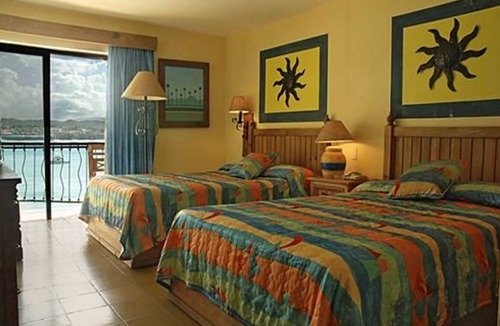 El Batey Hotel | Top-floor hotel room with ensuite bathroom and sea views, central location