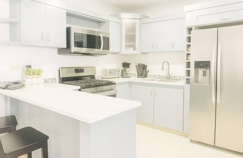 Punal Condo | Unwind in this modern 3-bedroom apartment just 7 minutes from STI Airport and El Monumento. Sleeps up to 10 guests, features a fully equipped kitchen, A/C in every room, smart TV, washer/dryer, and Wi-Fi. Enjoy resort-style amenities including a gym,