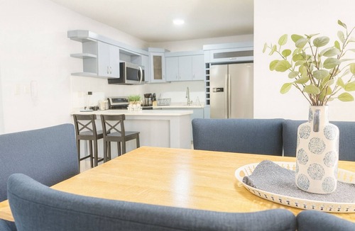 Punal Condo | Unwind in this modern 3-bedroom apartment just 7 minutes from STI Airport and El Monumento. Sleeps up to 10 guests, features a fully equipped kitchen, A/C in every room, smart TV, washer/dryer, and Wi-Fi. Enjoy resort-style amenities including a gym,