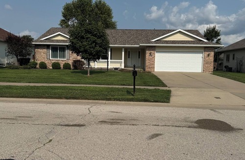 Chatham House | Updated 3-bedroom 2 Bath house in Chatham IL, 10 min from Springfield IL,