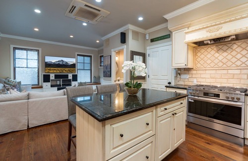 Aspen House | Updated Spacious Home w AC & Hot Tub Walk to Town!