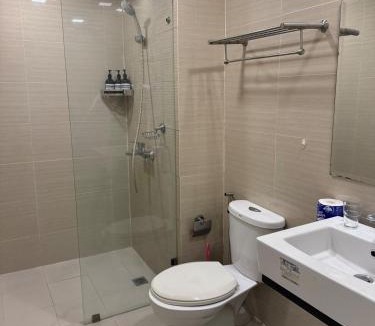 Pinagsama Apartment | Venice Luxe Condo, Pool, Netflix, Canal Mall Access