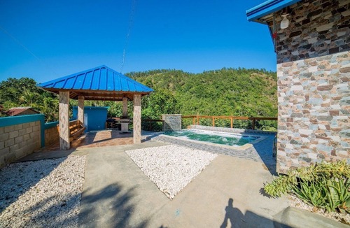 Jarabacoa Villa | Villa Azul in Jarabacoa, a mountain refuge, next to the Yaque River.