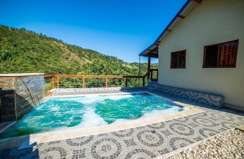 Jarabacoa Villa | Villa Azul in Jarabacoa, a mountain refuge, next to the Yaque River.