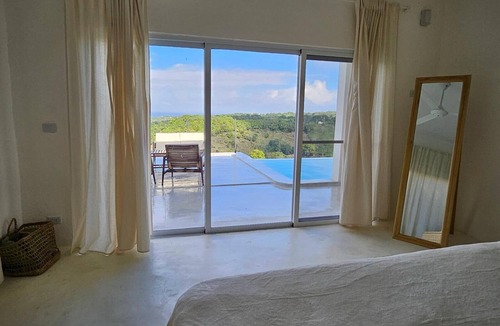 El Factor Villa | Villa elevated on a hill overlooking a majestic view of the sea