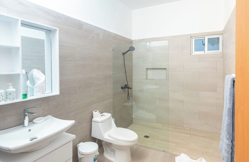 La Ceiba Villa | Villa espaciosa con 5 habitaciones, piscina, A/C, a 3 minutos de playa Bonita.