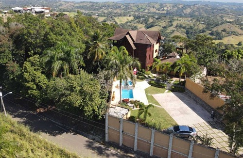 La Vega Province Villa | Villa frente a Alta Vista Restaurante