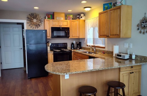 La Conner House | Waterfront, 2 kitchens, 2 living areas, 3 bedrooms, 3 bathrooms. Quiet.