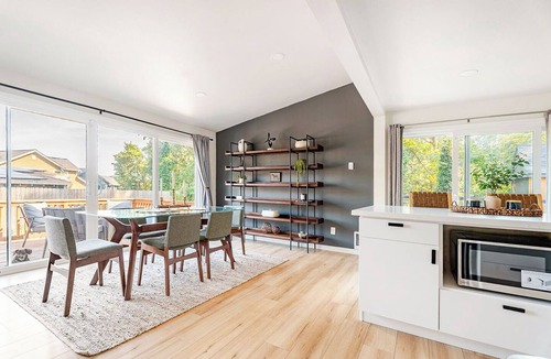 Renton House | Welcome to Cedars Edge. High end furnishings 3-bedroom house