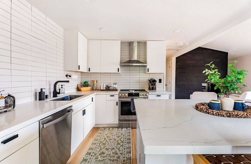 Renton House | Welcome to Cedars Edge. High end furnishings 3-bedroom house