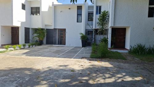 Costambar House | White House Mansion