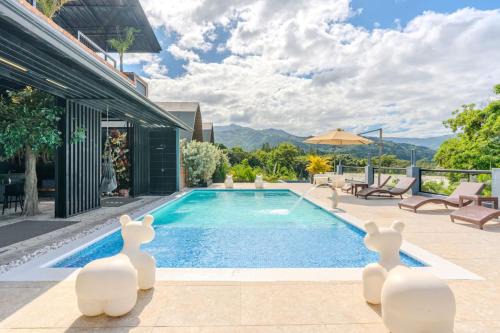 01 - Romantic retreat with Pool and Scenic Views