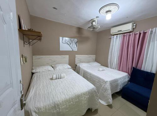 1 Habitacion con 2 camas dobles, en vivienda compartida en Azua