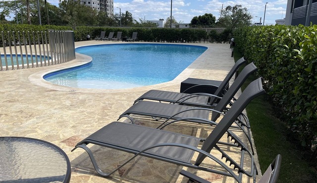 10Min. Del Aeropuerto apt.picina aire wifi 24H seguridad patio de juegos parqueo