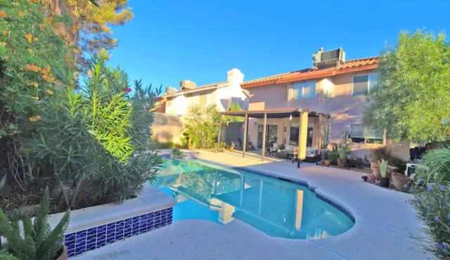 12 min to the Strip private house Pool Spa nice neighborhood close to everything in Las Vegas