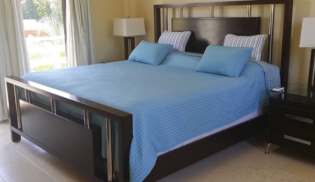 12BD beach complex, 3 large private pools and gardens, cable TV/Internet/AC BBQ
