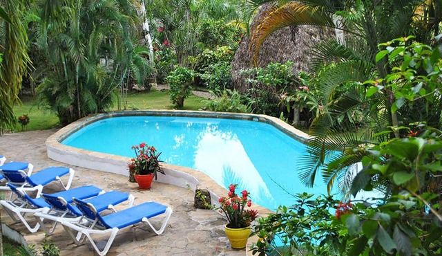 1BD condo in lush tropical settings, near shops/beach/restaurants