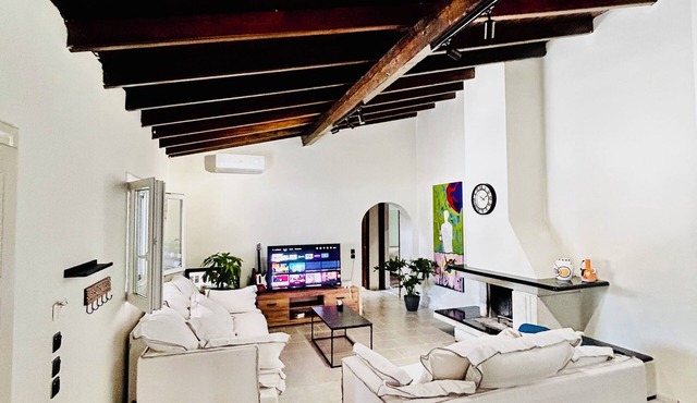 2-bedroom spacious cottage in top location next to best beaches at Corfu with AC in Corfu