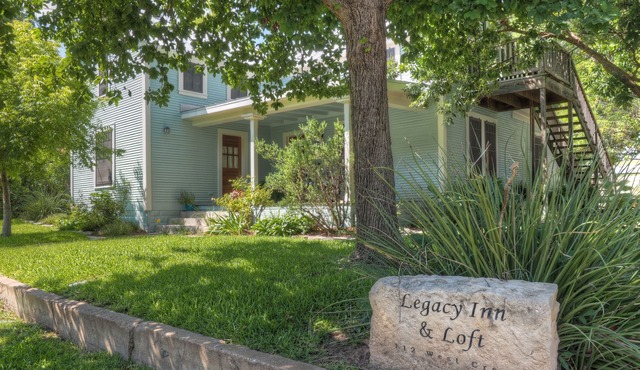 2 Blocks From Marketplatz & The Heart Of Main Street Shopping And Dining! in Fredericksburg