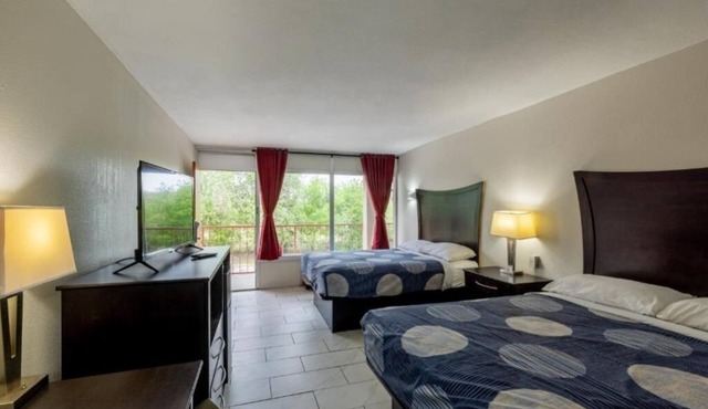 2 Budget-Friendly Rooms w/Breakfast, Parking, Pet-Friendly Stay in Beeville
